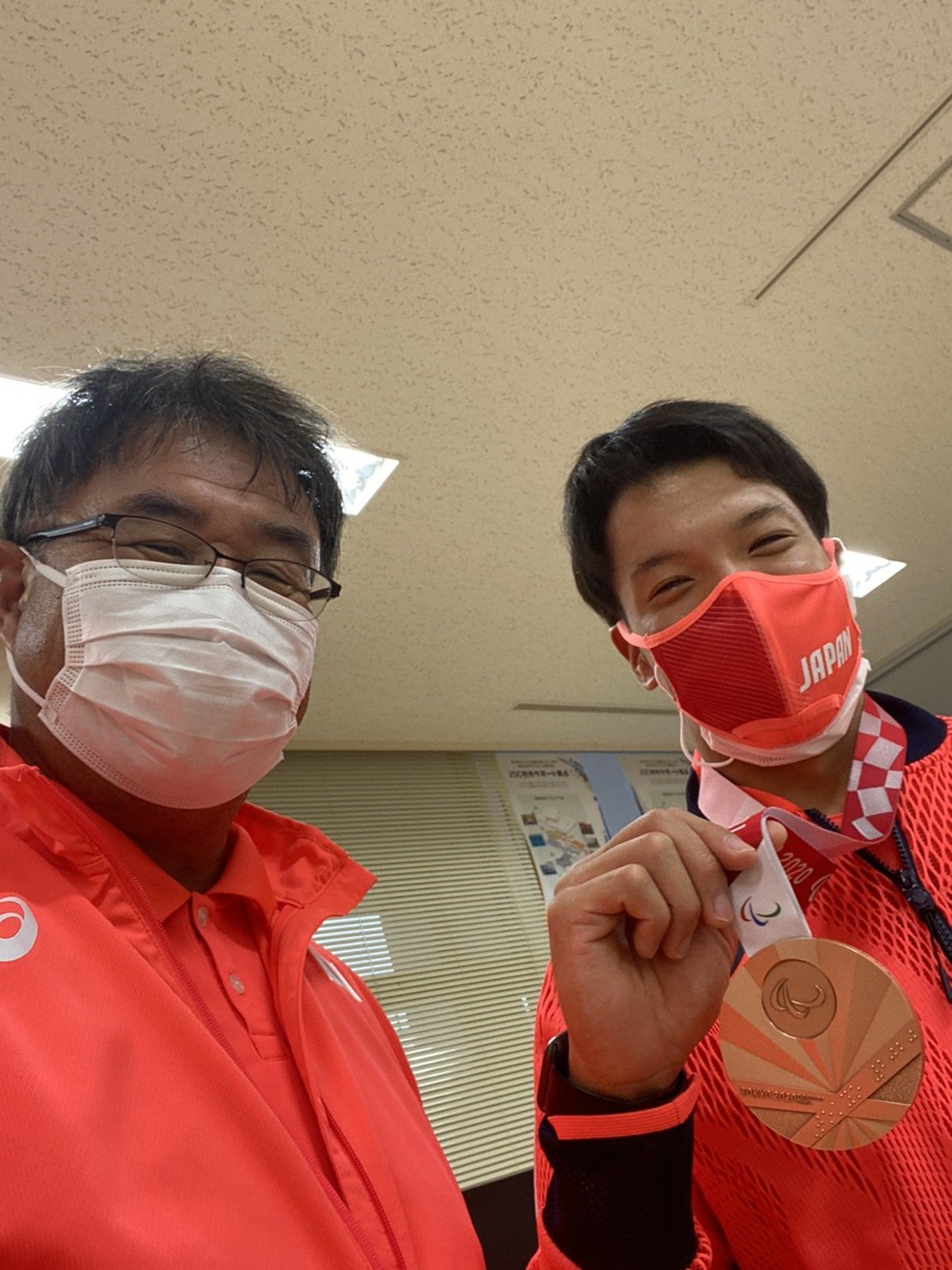 大島健吾選手と名古屋学院大学陸上競技部長の松田先生が写っている写真