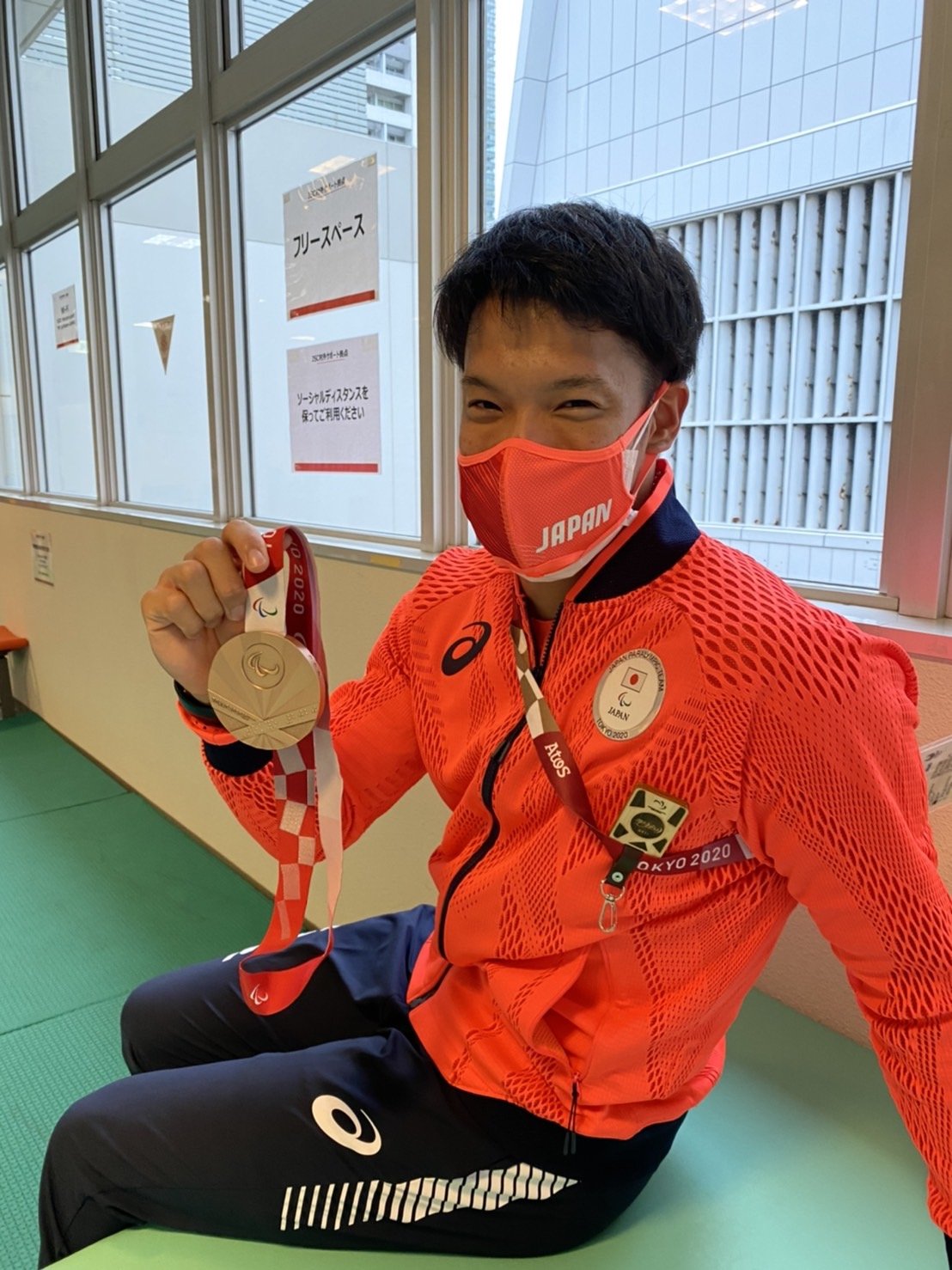 大島健吾選手が銅メダルを持っている写真
