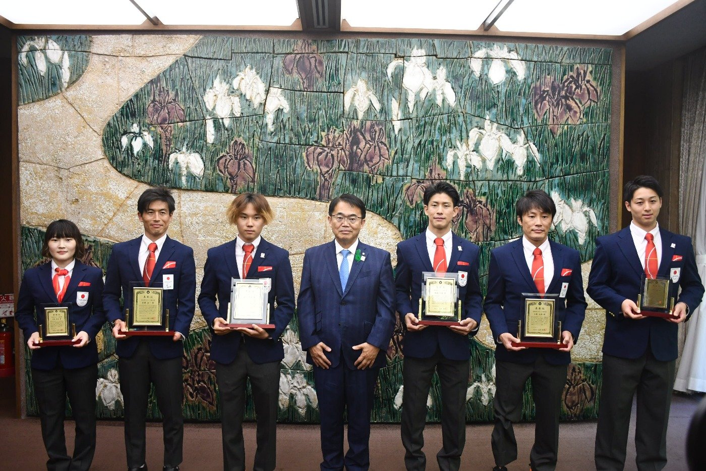 大村知事と授与式に参加された選手６名