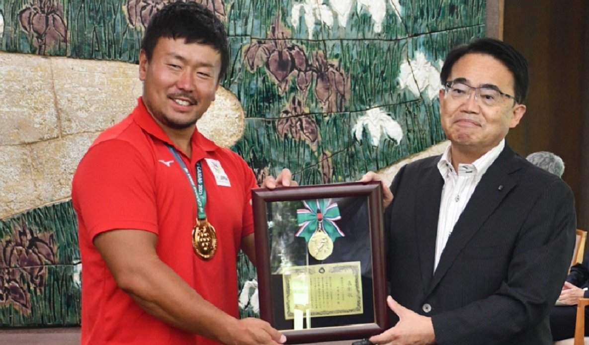 知事から愛知県スポーツ顕彰を授与された石田選手