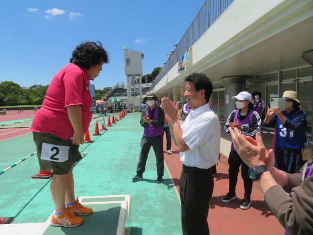 愛知県スポーツ局競技・施設課担当課長によるメダル贈呈