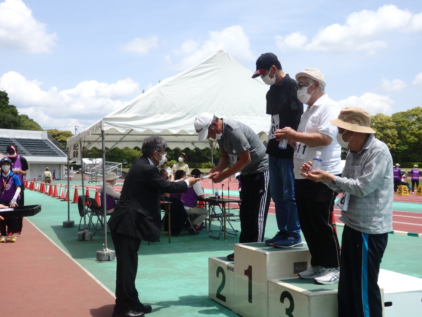 愛知県スポーツ局競技・施設課課長によるメダル贈呈