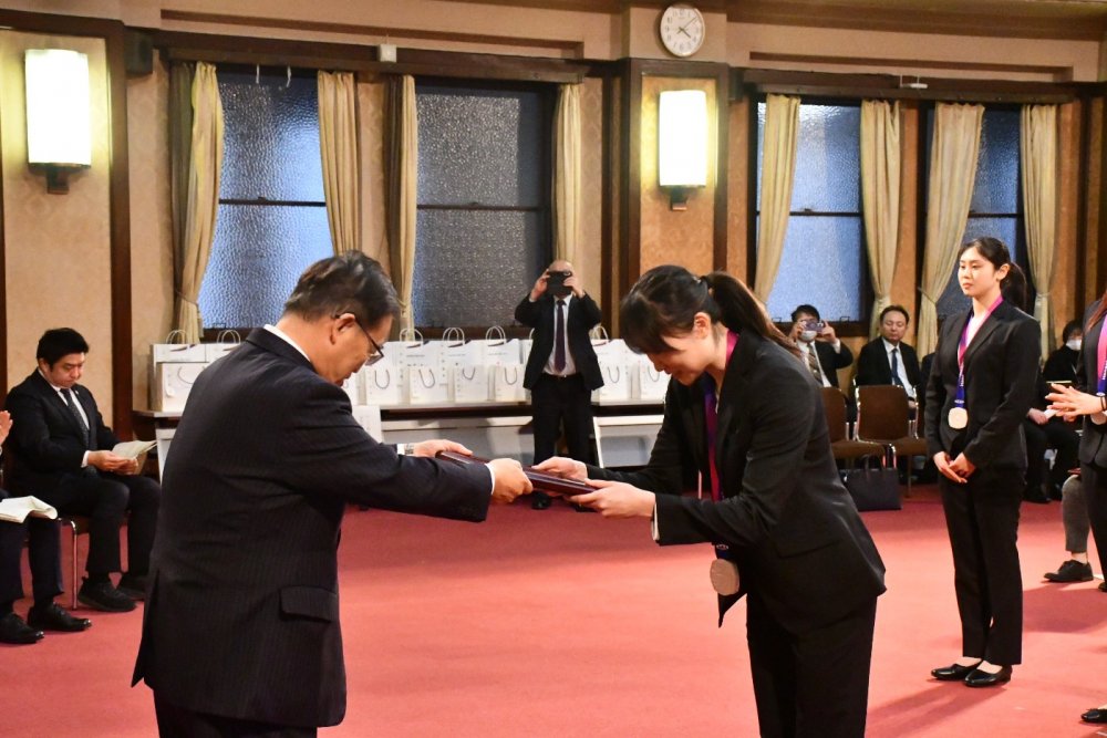 受賞者に表彰楯を授与する大村知事