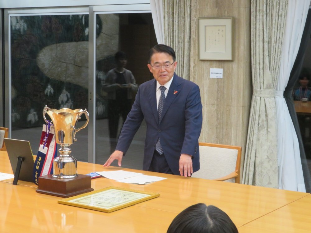 お祝いの言葉を述べる大村知事