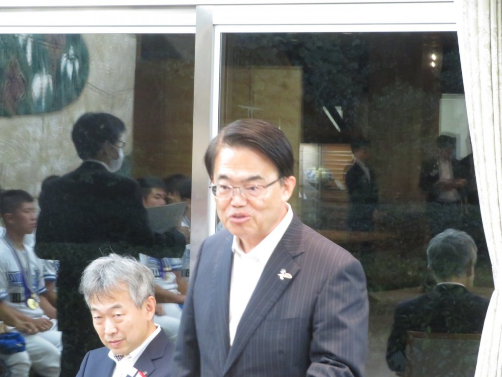 お祝いの言葉を述べる大村知事