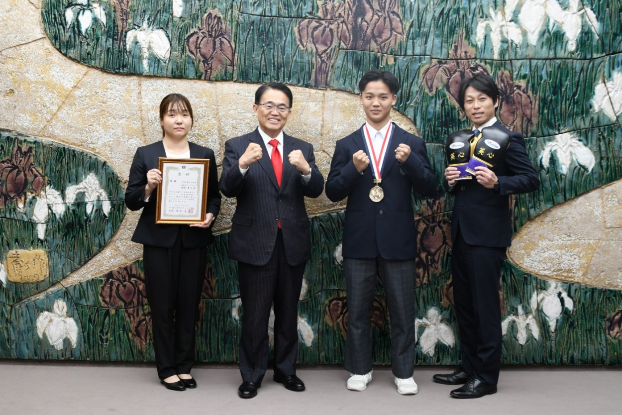 知事と表敬訪問された方の集合写真