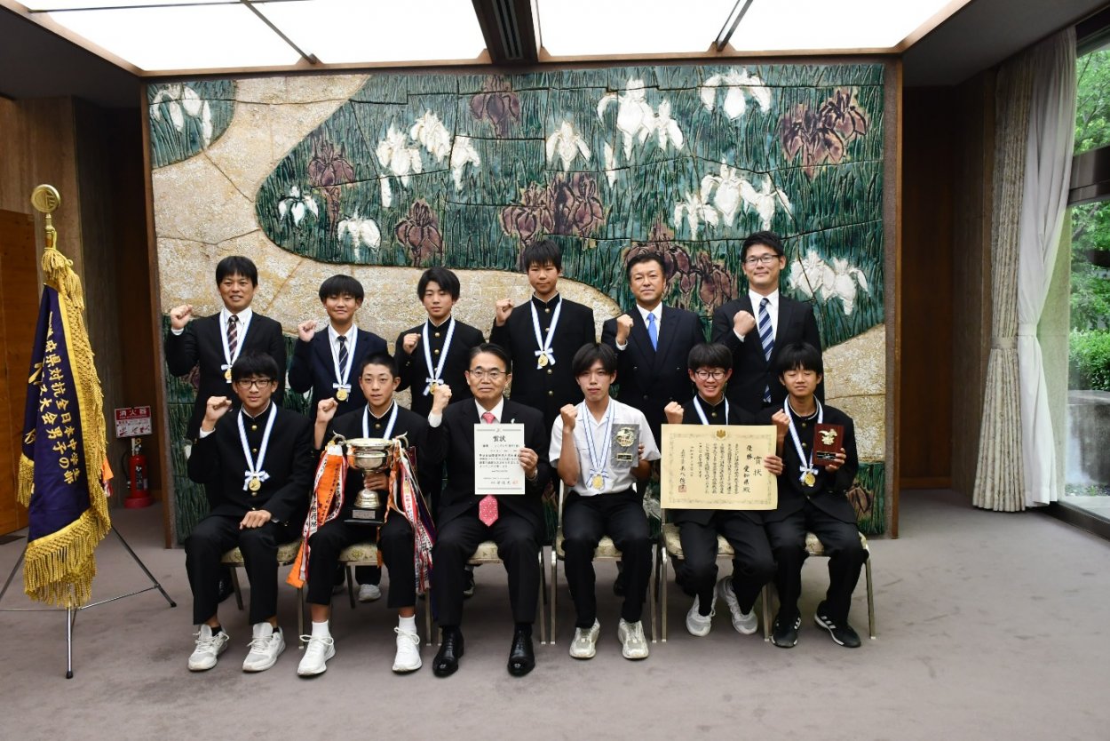 大村知事と訪問者による記念写真