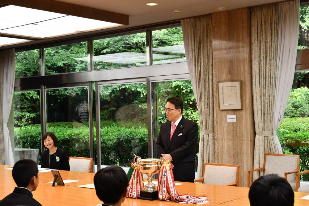 お祝いの言葉を述べる大村知事