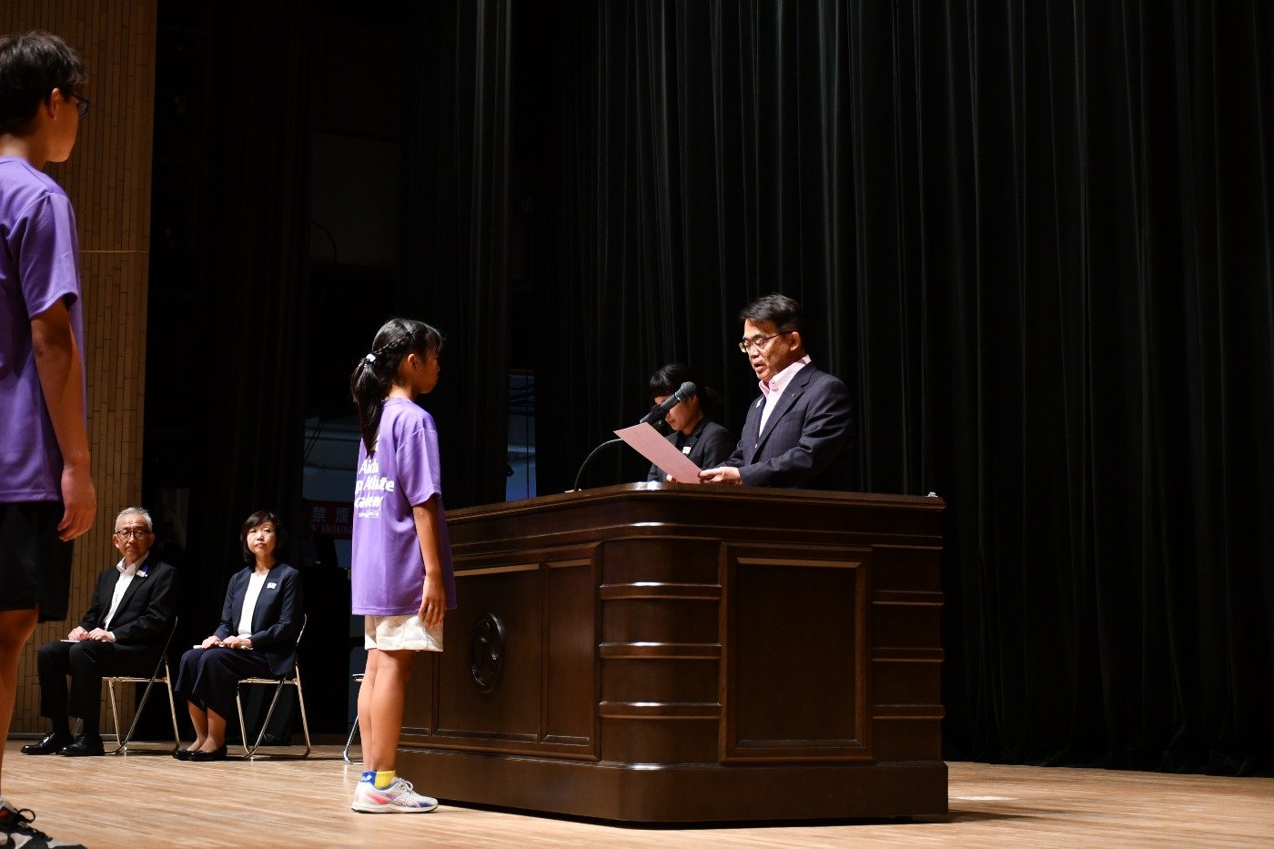 知事からの授与の様子