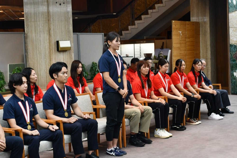 大会結果を報告するトヨタ紡織の選手