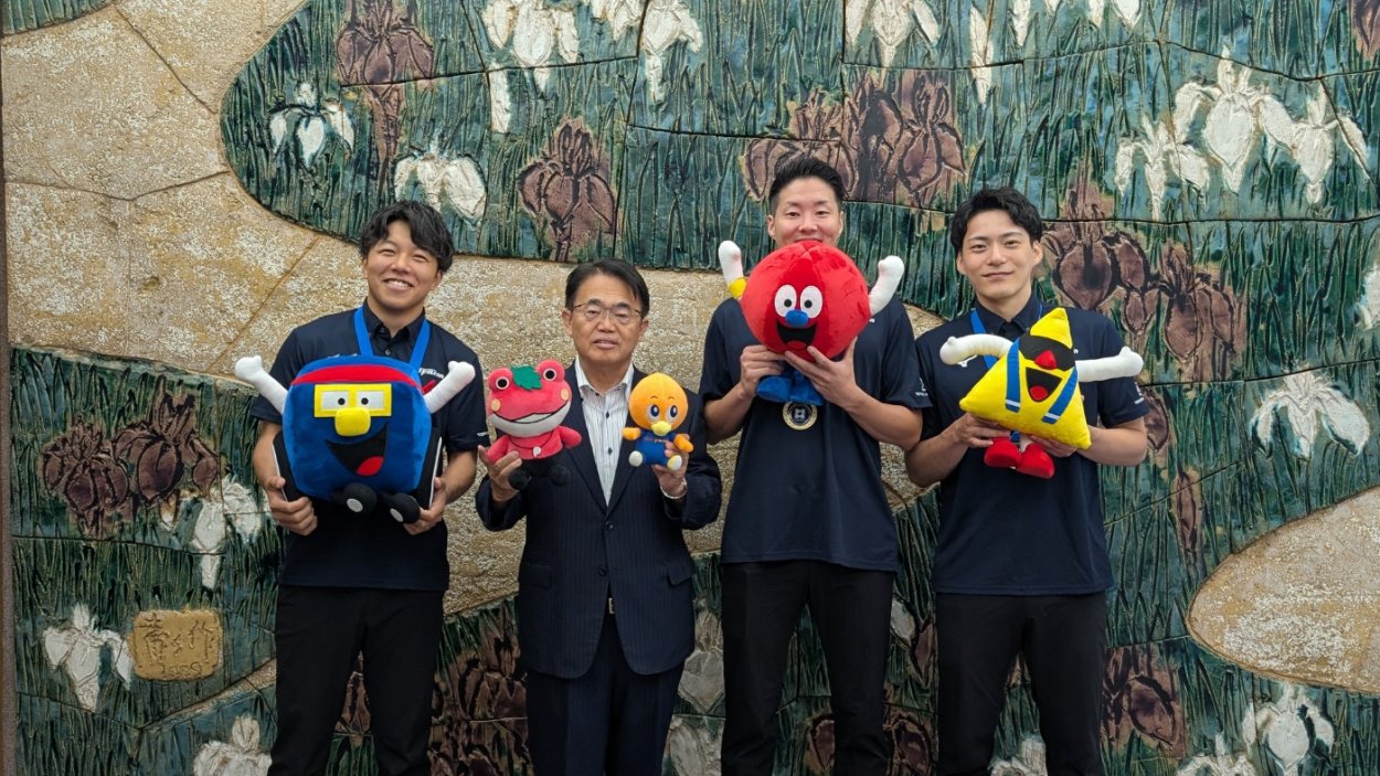 選手と知事の写真