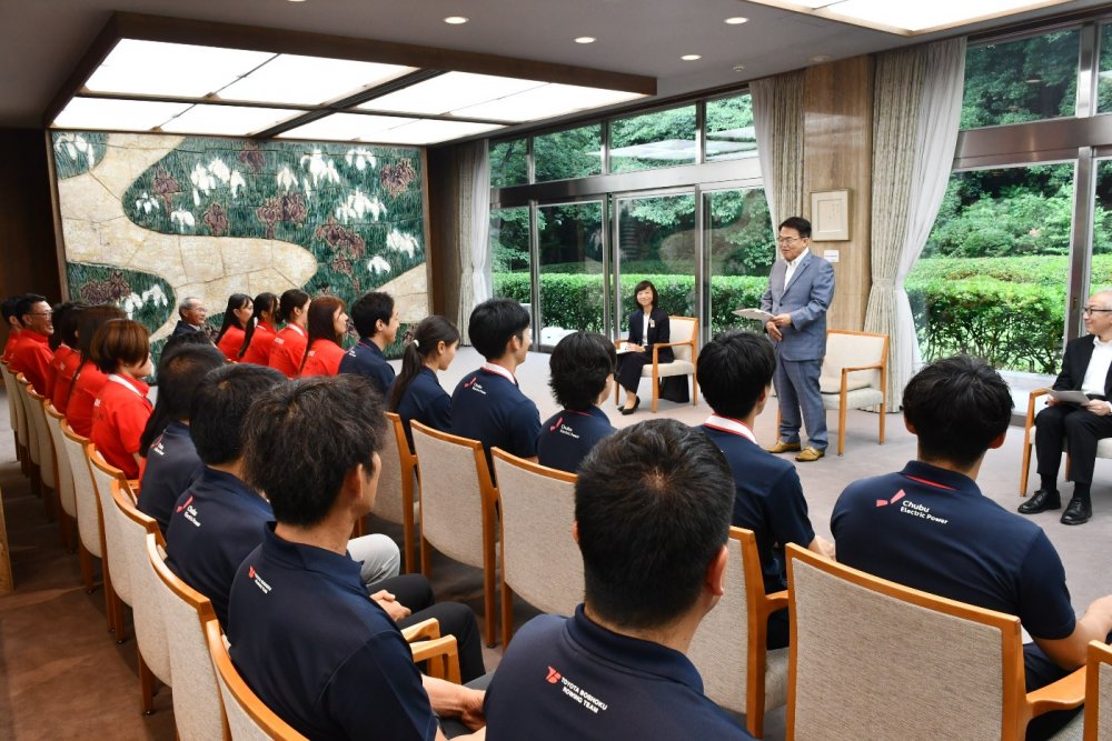 お祝いの言葉を述べる大村知事