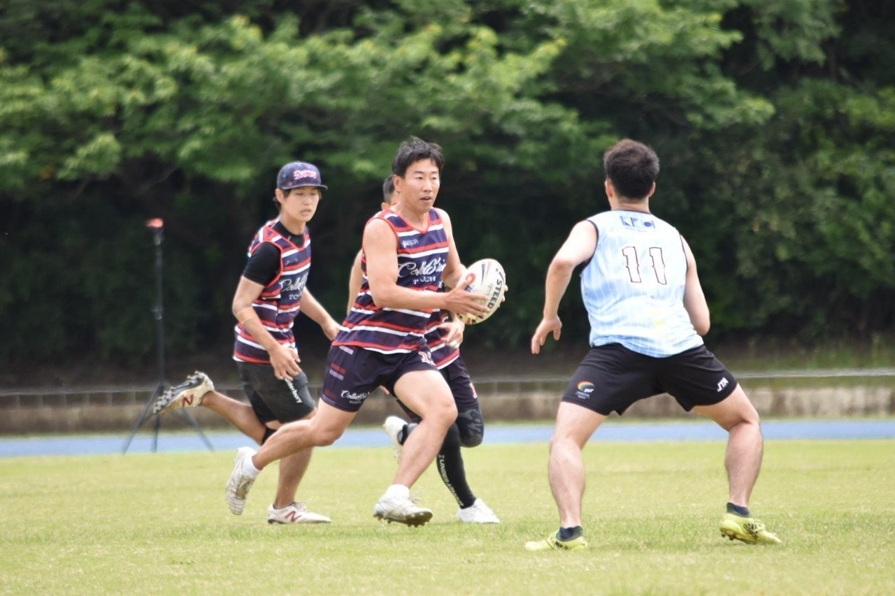 タッチラグビーの競技の様子（ボールを保持する様子）