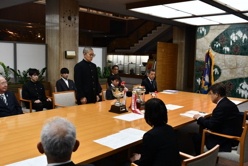 大会結果を報告する選手