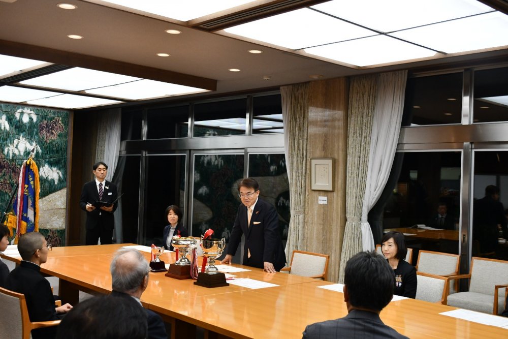 お祝いの言葉を述べる大村知事