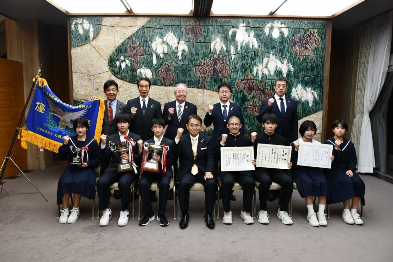 大村知事と訪問者による記念写真