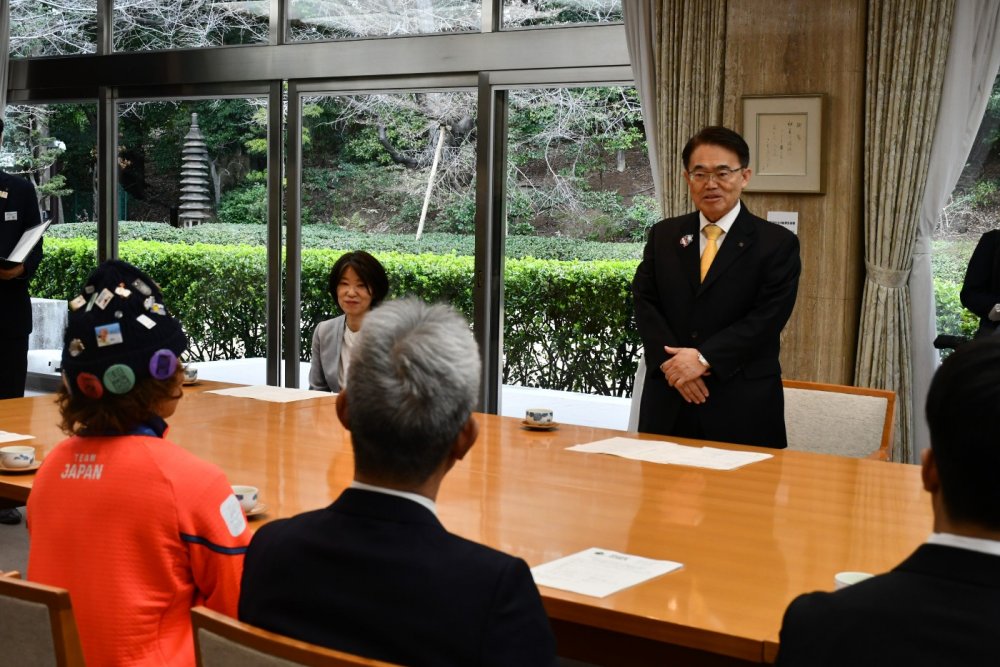 お祝いの言葉を述べる大村知事