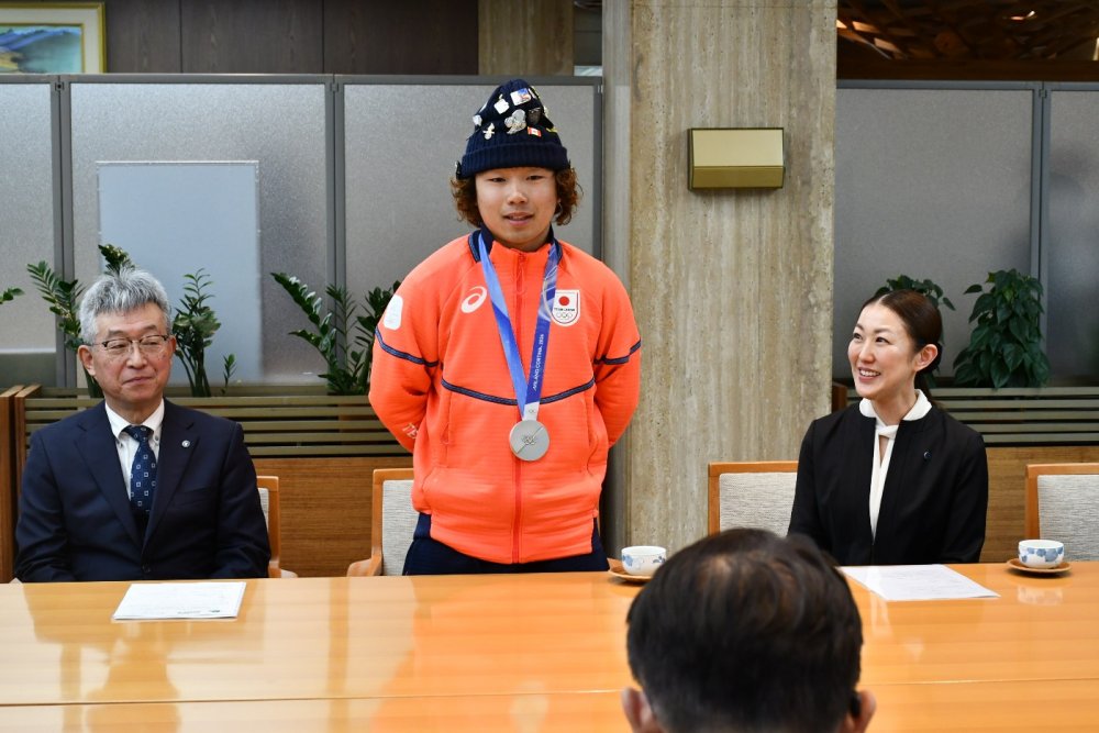 結果を報告する長谷川選手