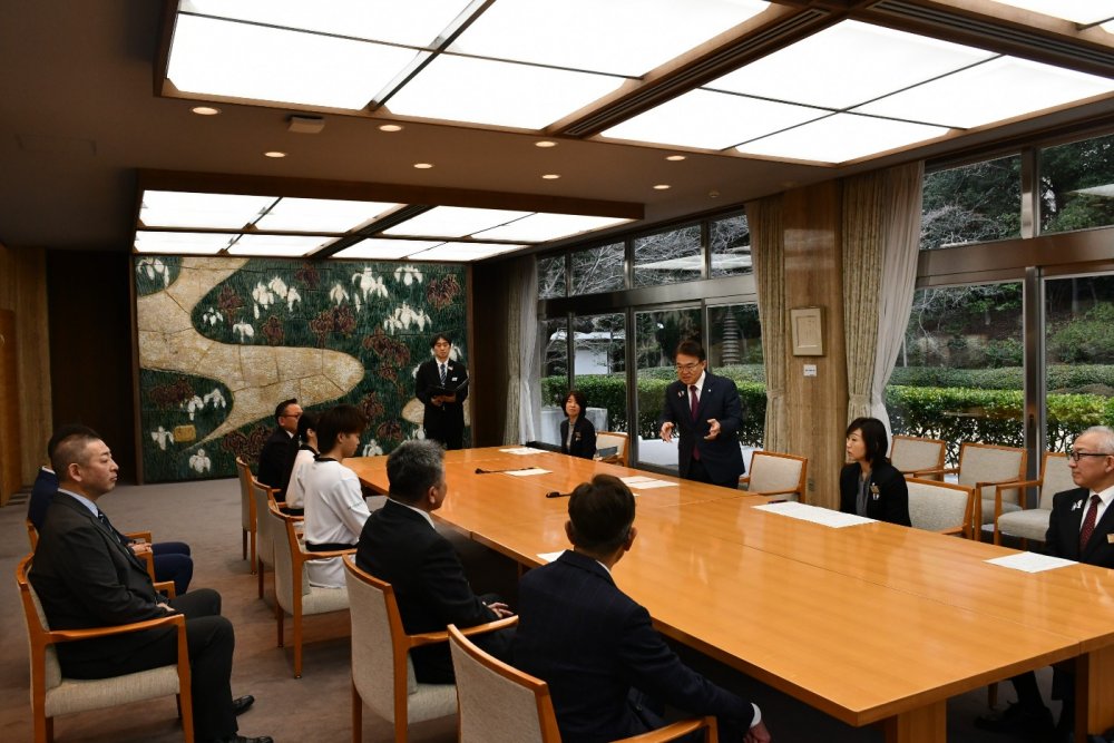 お祝いの言葉を述べる知事