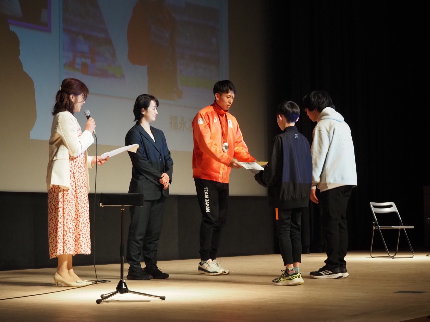 サインを受け取るアカデミー生