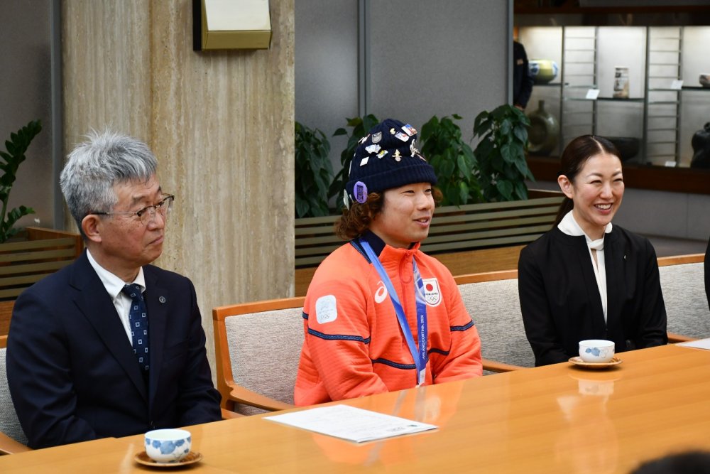 知事と歓談する長谷川選手と関係者