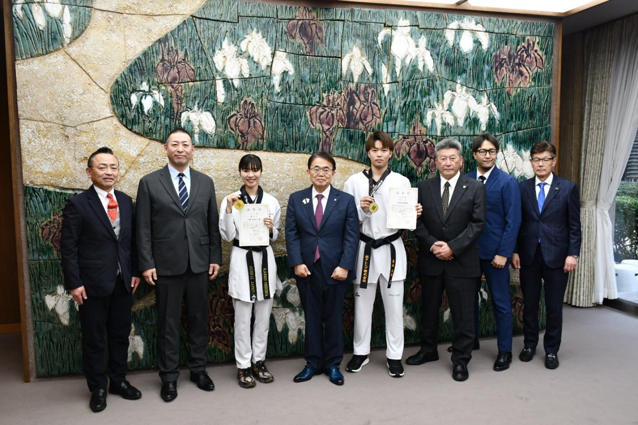 大村知事と訪問者による記念写真