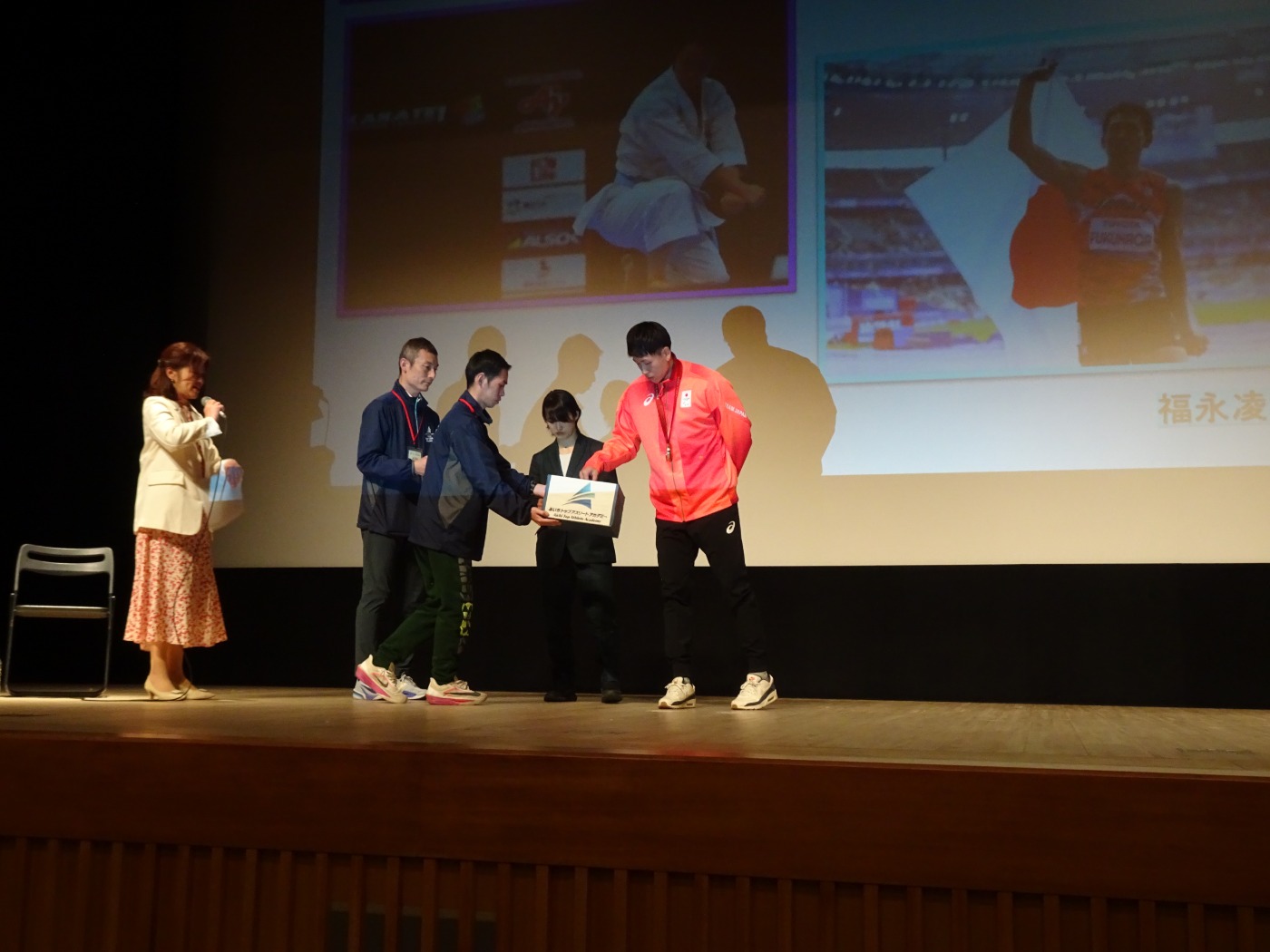 くじを引く様子