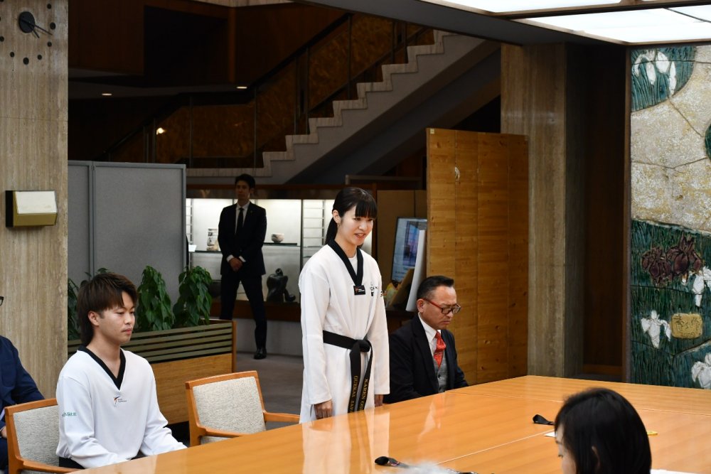 大会結果を報告する選手