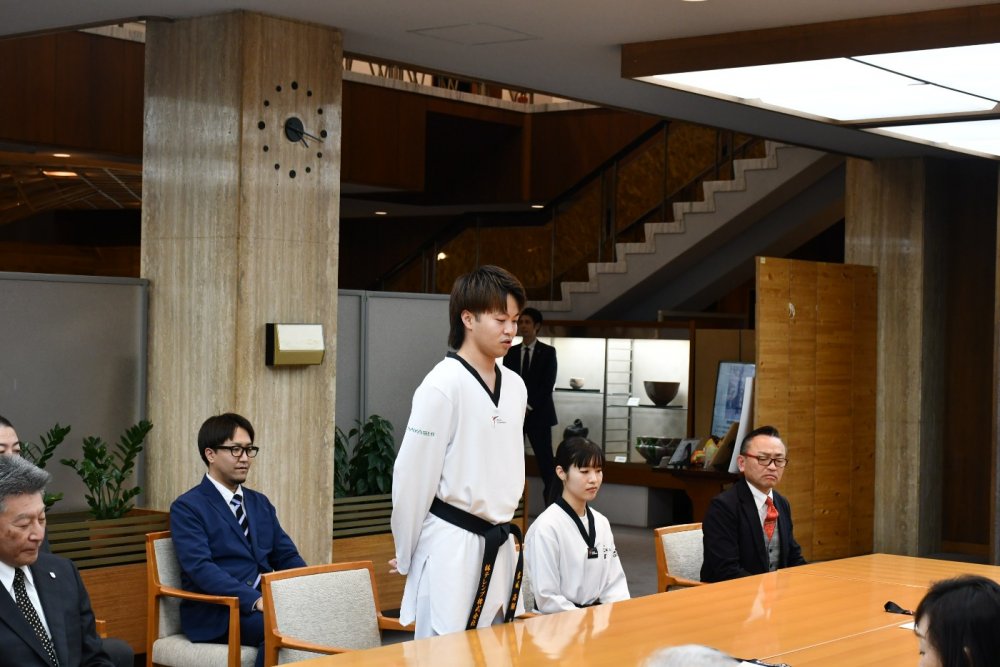 大会結果を報告する選手