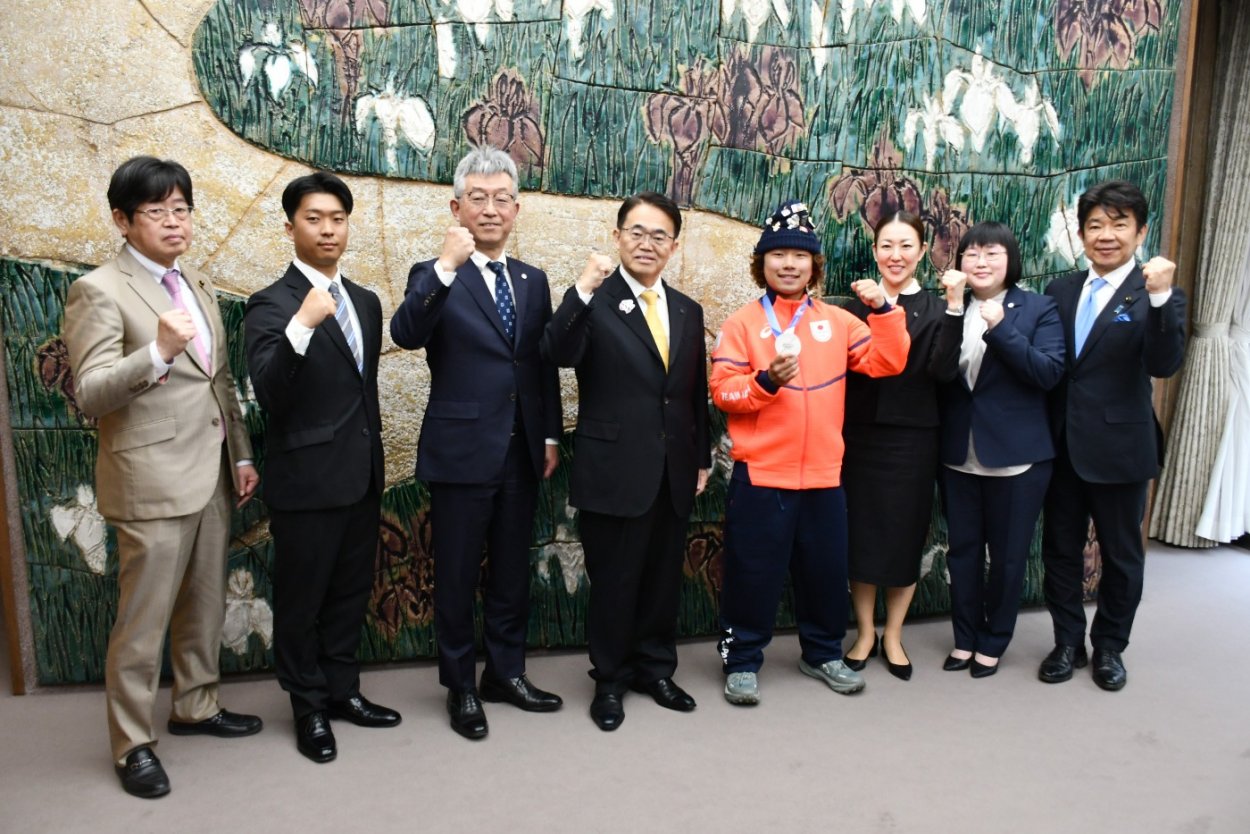 大村知事と訪問者による記念写真