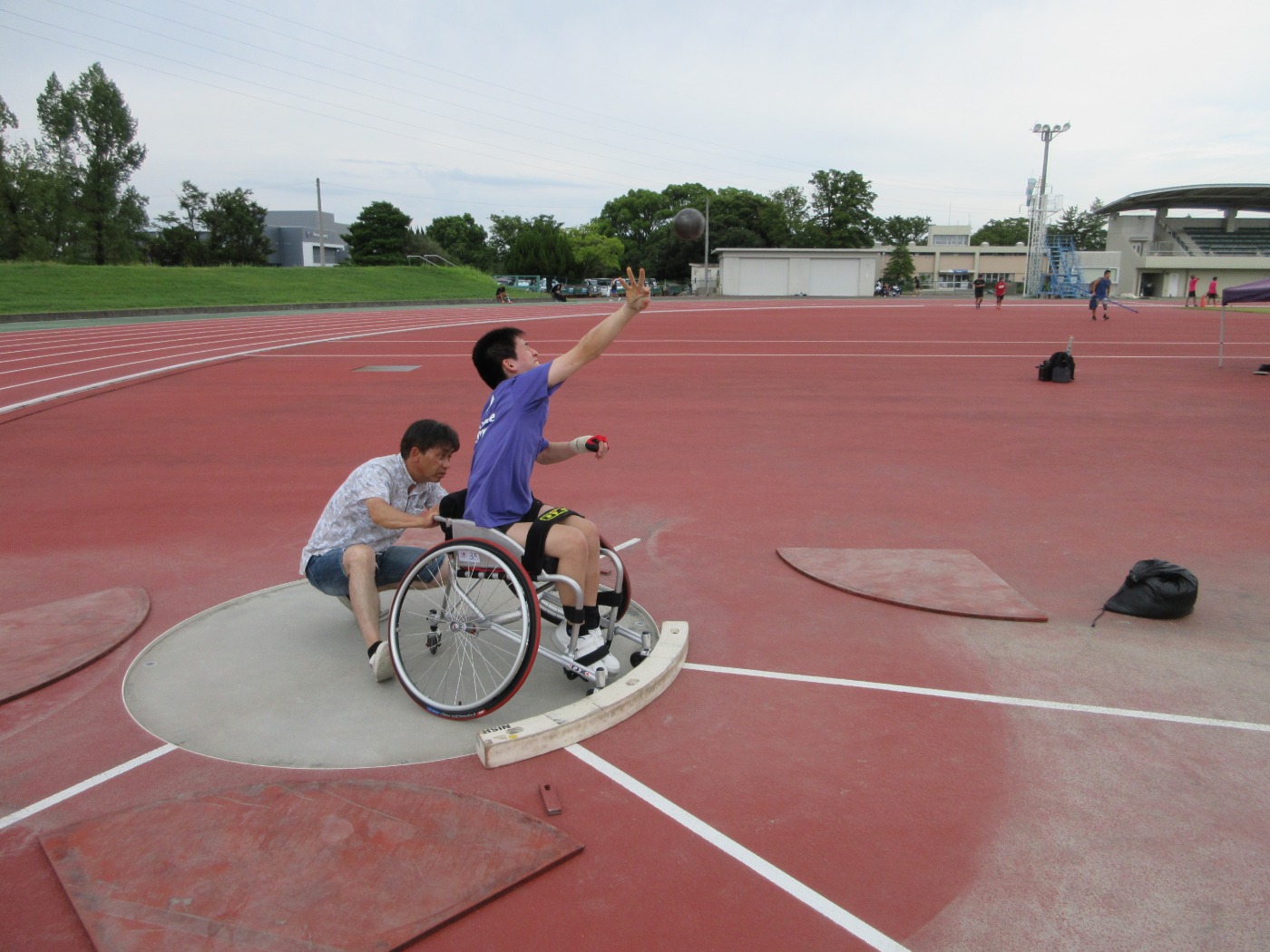 パラアスリート部門陸上競技の砲丸投の様子