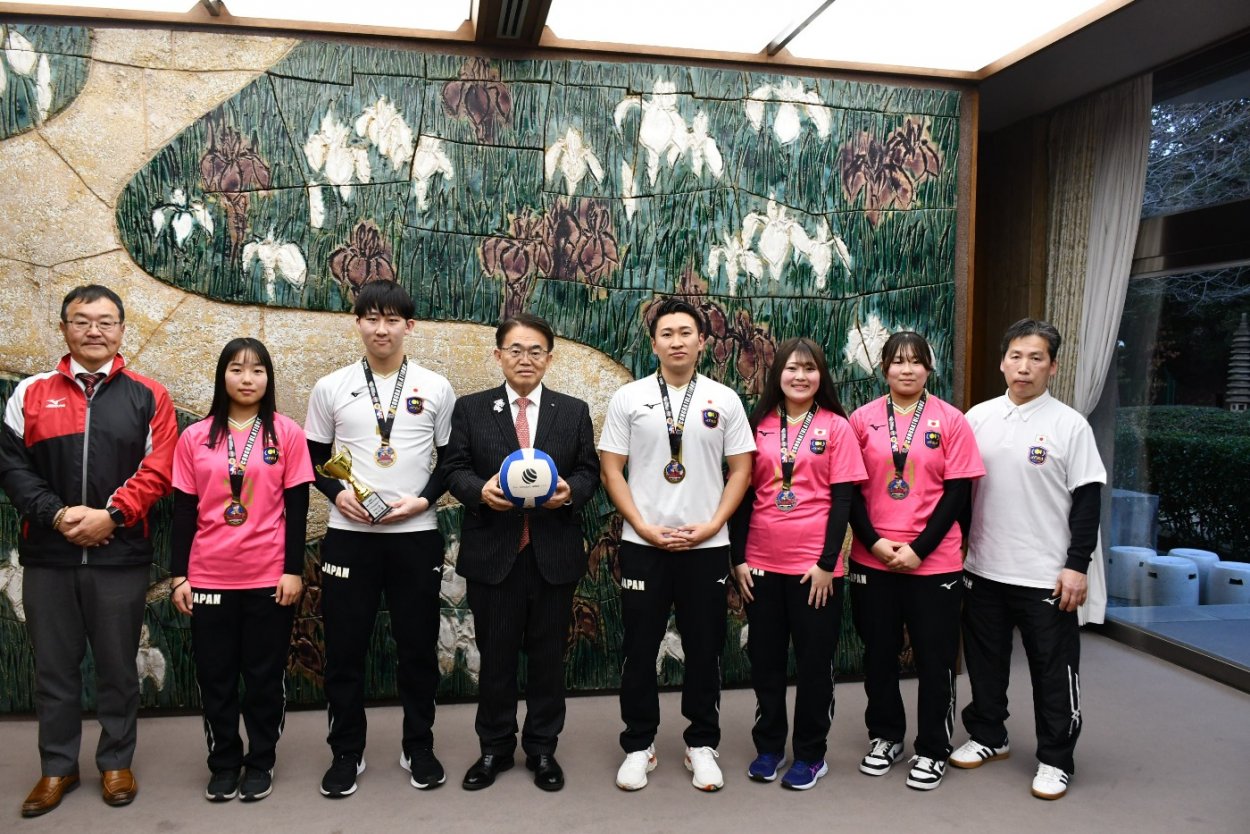 大村知事と訪問者による記念写真