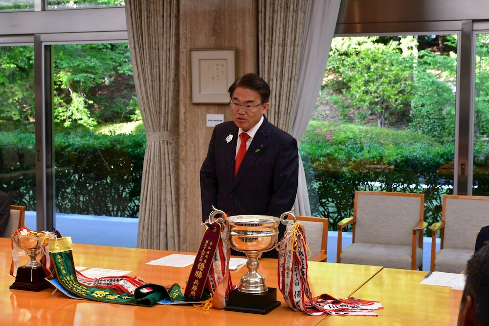 お祝いの言葉を述べる大村知事