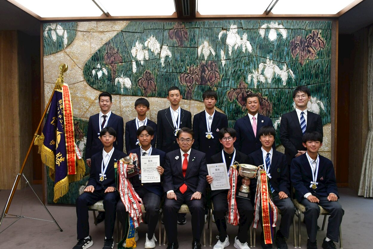 大村知事と訪問者による記念写真