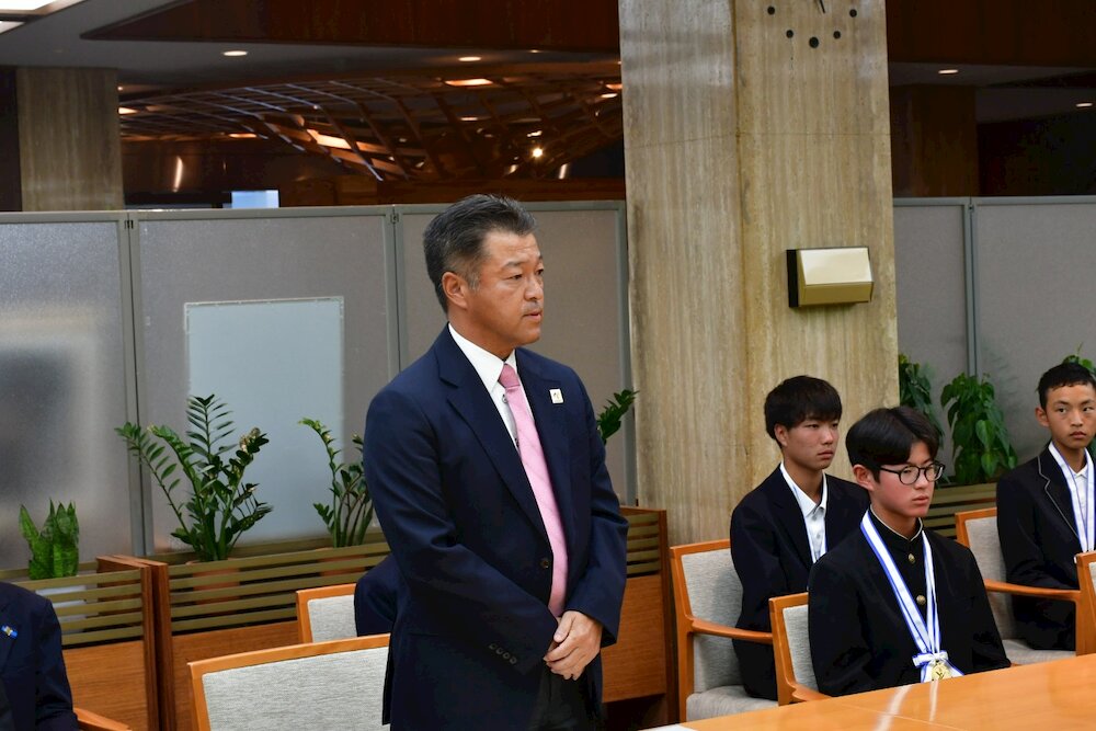 知事に挨拶する愛知県ソフトテニス連盟大津理事長