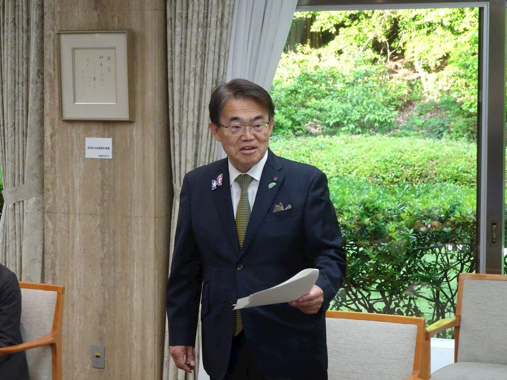 お祝いの言葉を述べる大村知事