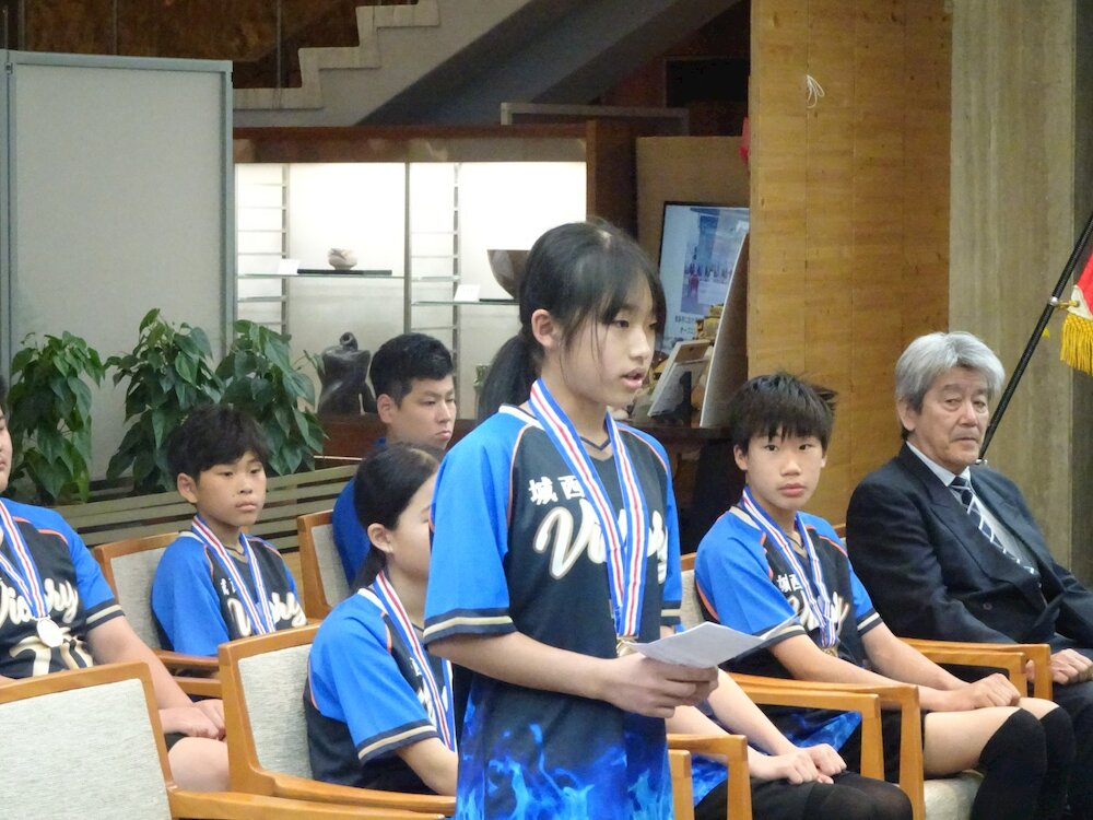 結果を報告するキャプテンの芳賀選手