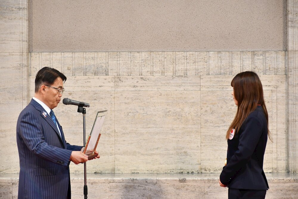 受賞者に表彰盾を授与する大村知事