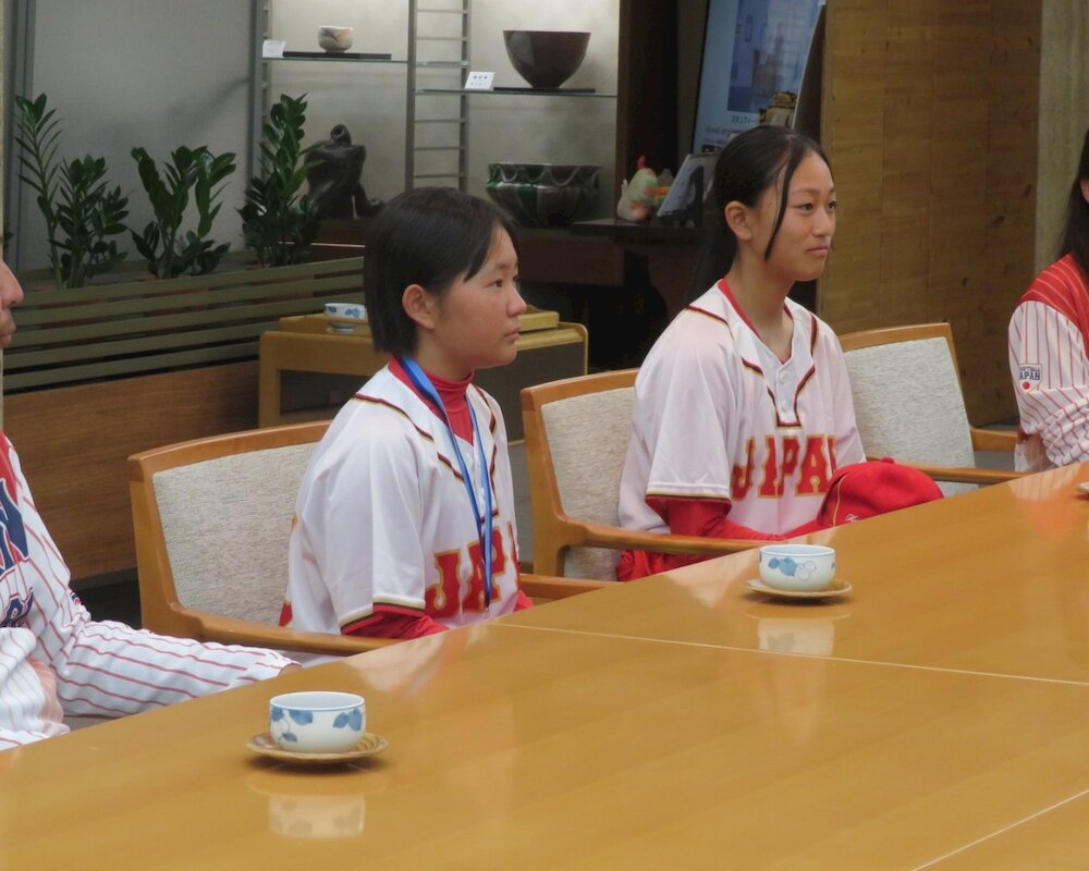 大村知事のお話を聞く小島選手（左）と野木選手（右）報告