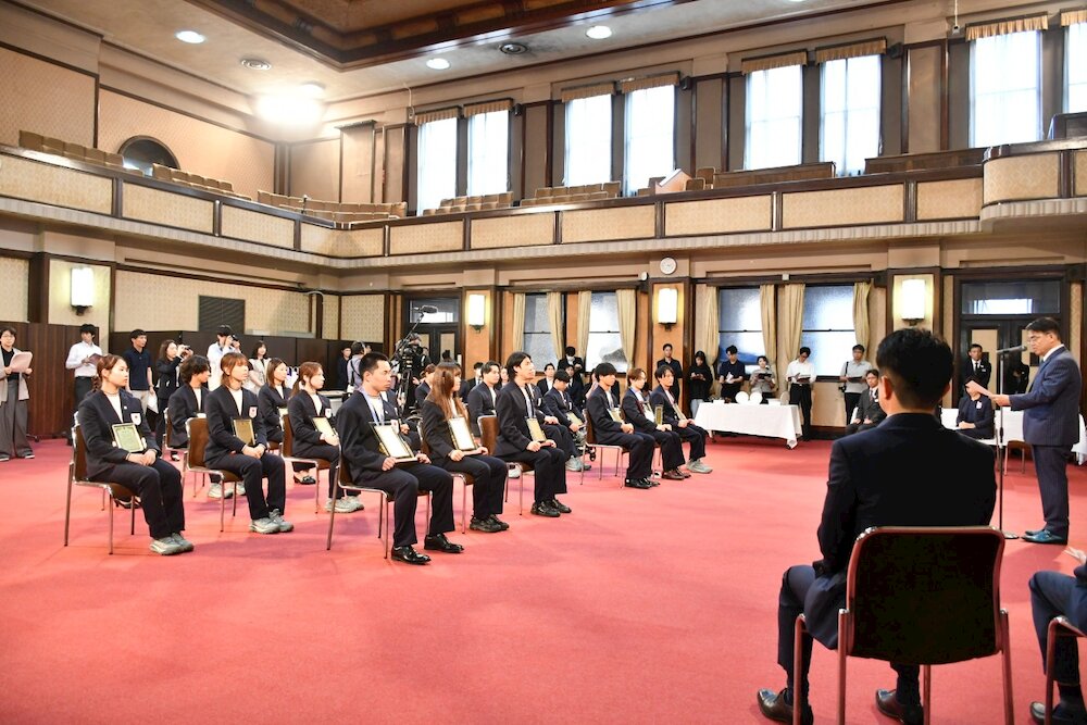 大村知事や島倉議長からお祝いの言葉を貰う受賞者