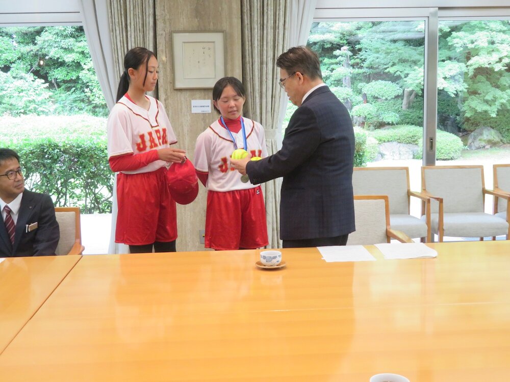 国際大会で使用したボールを紹介する選手と大村知事