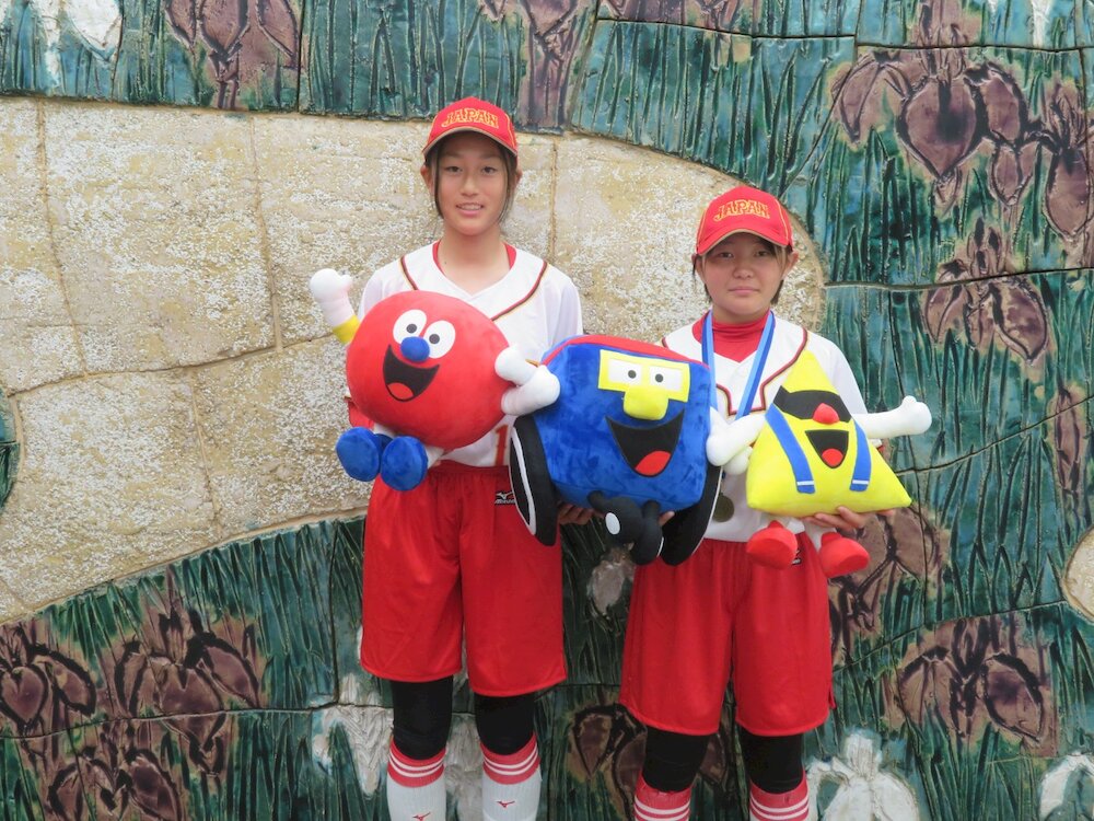 aispodo!のキャラクターを手に持つ野木選手（左）と小島選手（右）