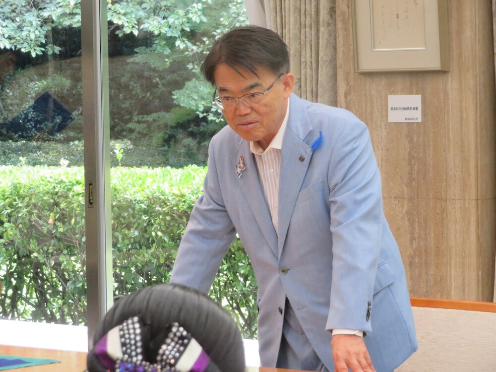 お祝いの言葉を述べる大村知事