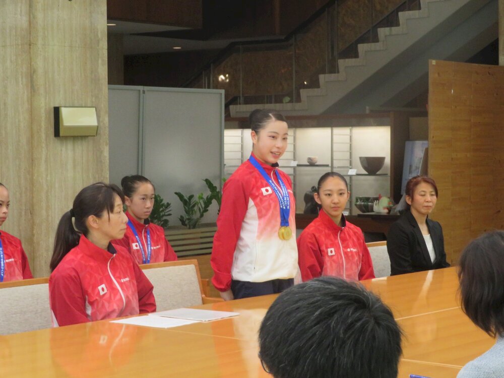 大会の結果を述べる選手