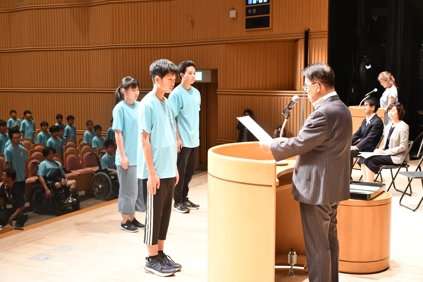 知事からの授与の様子