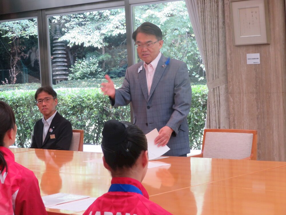 お祝いの言葉を述べる大村知事