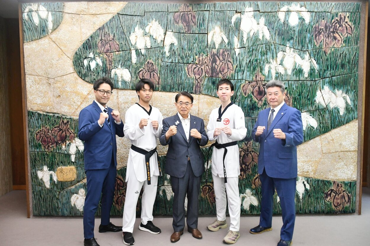 大村知事と訪問者による記念写真