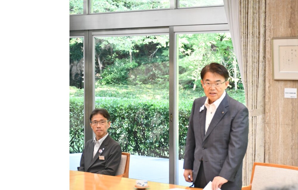 お祝いの言葉を述べる知事