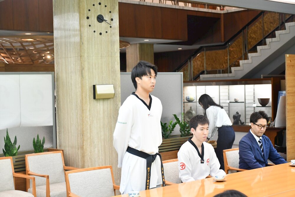 大会結果を報告する岩城選手