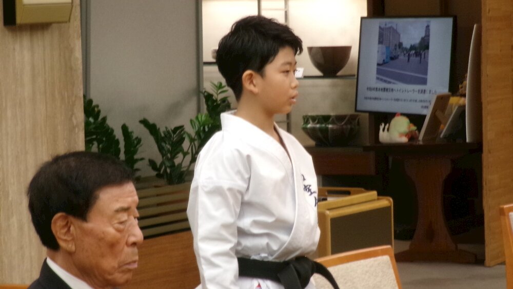 大会の結果を述べる選手